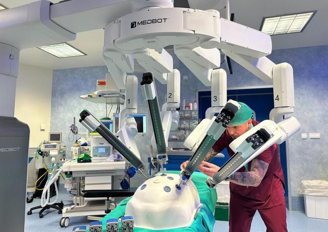 Los hospitales de Vic, Igualada, Terrassa, Mataró y Calella compran un lote conjunto de robots quirúrgicos: «Nos hemos ahorrado un 21% del coste»