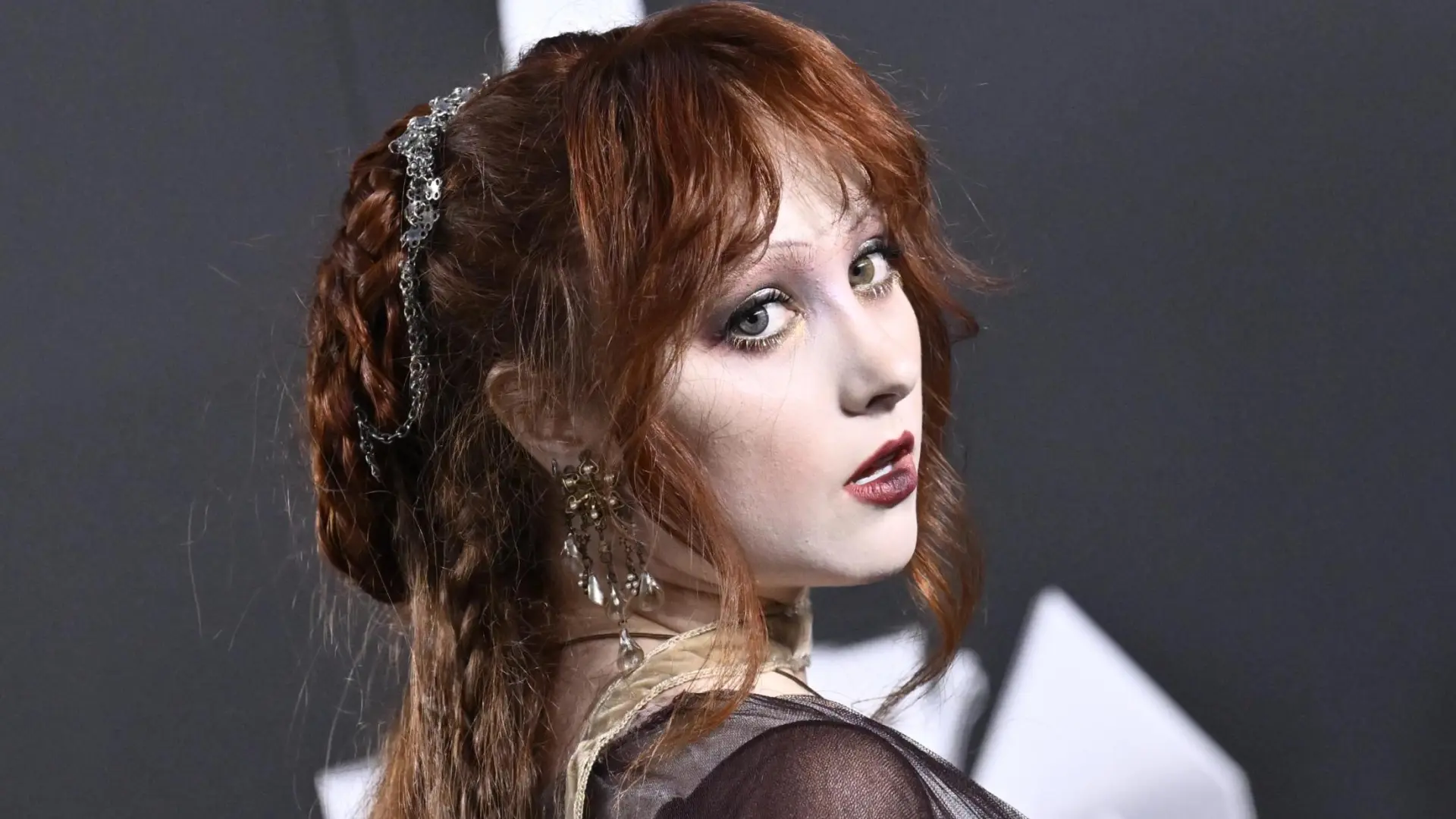 Sale a la luz un vídeo de Chappell Roan en el que ordena a su guardaespaldas apartar a uno de sus fans de su camino