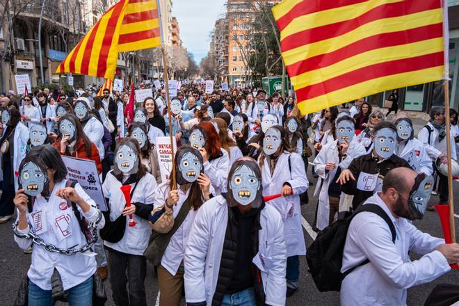 Huelga de médicos, en directo: servicios mínimos y última hora de las protestas en Catalunya