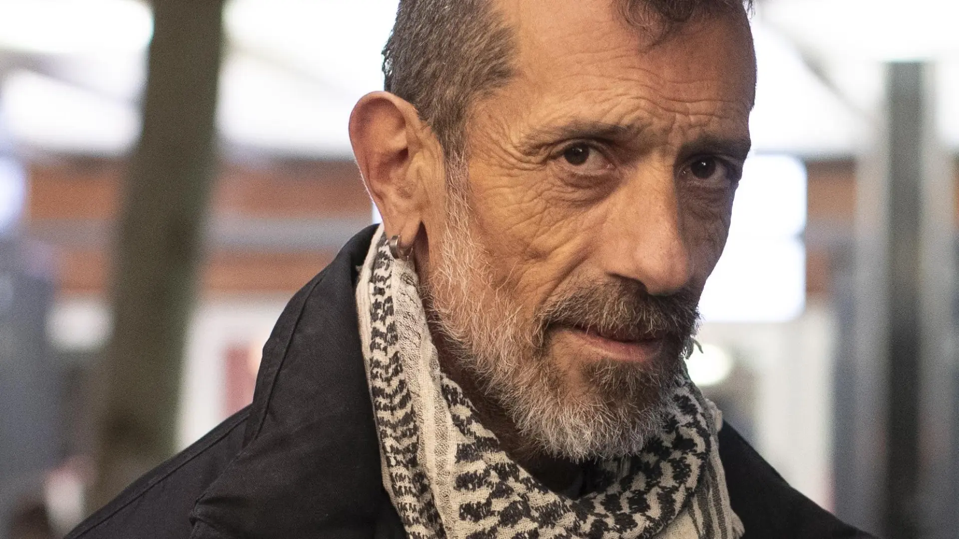 El cantante Manolo Kabezabolo sufre un accidente de tráfico mientras volvía de un concierto: «El coche quedó para el desguace»