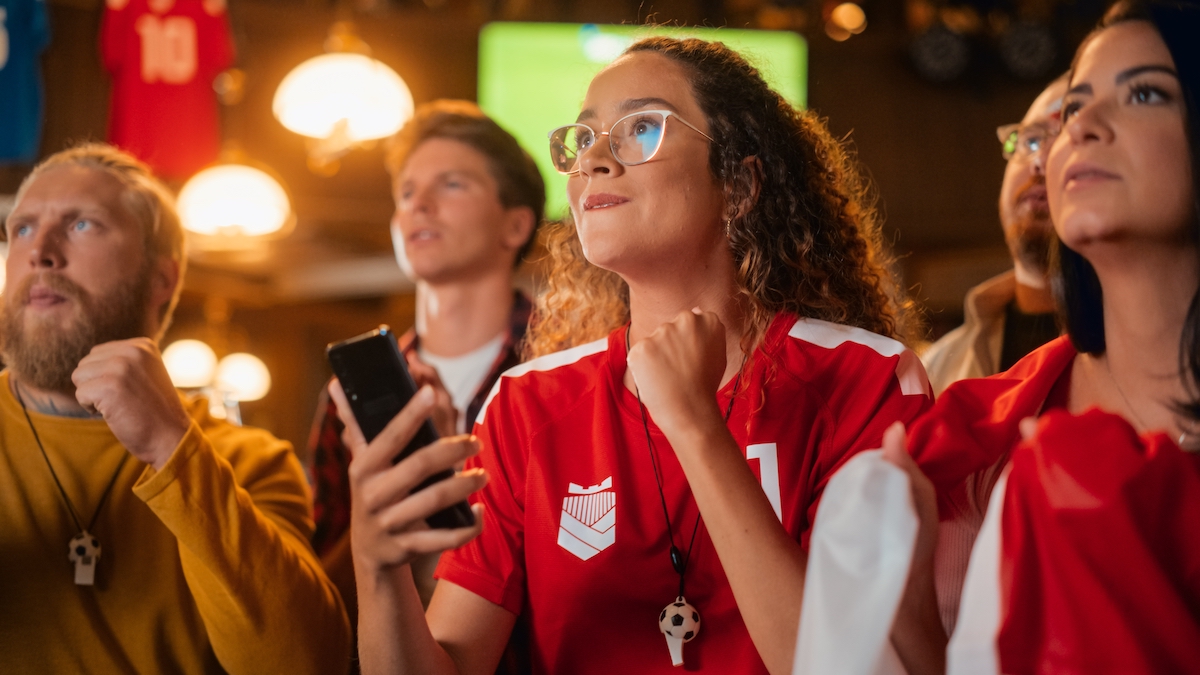 CDATA[
Más que un evento deportivo, la fiesta global de futbol se perfila como un laboratorio de marketing digital. ¿De qué modo permitirá la tecnología de Meta transformar la euforia de los aficionados en fidelidad? Coca-Cola, Nestlé, Openbank y Grupo Modelo hablan de sus estrategias para tomar la delantera en el terreno de juego.
Asegurar otro gol con sabor a México Grupo Modelo llegará a la justa del futbol con una arquitectura validada por éxitos previos: El lanzamiento de la edición especial Modelo Chocolate Turín logró hasta seis veces los indicadores de recordación frente a los estándares de la industria y triplicó los estándares de reconocimiento de la industria. Para Felipe Ambra, VP de Marketing en Grupo Modelo, el hecho de que México sea organizador de la máxima fiesta del futbol abre las puertas a la integración cultural de marcas como Corona y Michelob Ultra. El factor decisivo será una amplificación digital precisa, a la par de la promoción del consumo responsable. Con una expectativa de crecimiento de ganancias de entre el 4% y el 8% para 2026, la empresa ve en Meta un aliado para seguir escalando. Por un lado, confiarán en los Reels para concentrar el engagement y, por el otro, en una solución como Partnership Ads para que la voz de los creadores de contenido tenga mayor eco. Finalmente, la IA también será vital para la segmentación dinámica. Gracias a los datos generados, Grupo Modelo podrá ajustar sus mensajes y contenidos, conforme las conversaciones cambien. Para el ejecutivo, esto se verá reflejado en decisiones más ágiles, inversiones con mayor precisión y el impacto de sus marcas en un evento deportivo donde la velocidad de respuesta es crucial.
![