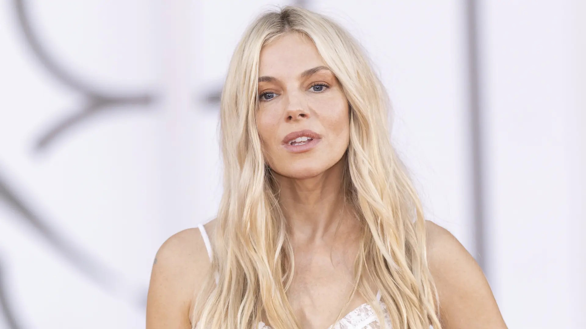 Sienna Miller reaparece ocho años después con una foto embarazada a los 44 años de su novio de 29