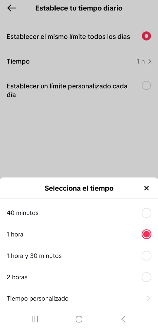 CDATA[
Recientemente se estableció un veredicto histórico. Un jurado en Los Ángeles, Estados Unidos, determinó que Meta y YouTube fueron responsables de la adicción a sus redes sociales en una joven , por lo que tendrán que pagar 3 millones de dólares por daños. El argumento final fue que las redes sociales tiene un diseño adictivo , con funciones como scrolling infinito , la reproducción automática y los contadores de «me gusta» que fomentan su uso compulsivo , principalmente entre los jóvenes. A pesar de que Instagram, Facebook o TikTok tienen funciones de administración de tiempo , puede que no sea suficiente para combatir su uso prolongado, ya que son fáciles de reprogramar.
Administración de tiempo en redes sociales TikTok
![