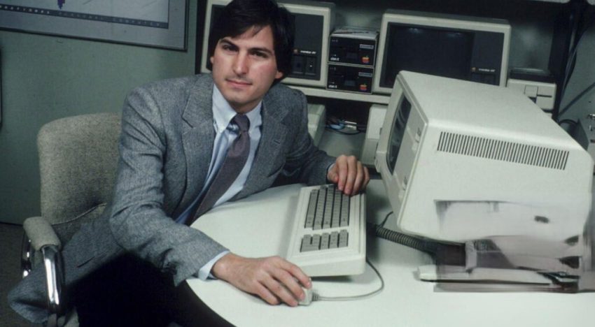 Compró 7.000 ordenadores a Apple para revenderlos mejorados, pero Steve Jobs prefirió recuperarlos y enterrarlos en un vertedero