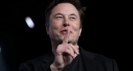 El plan de Elon Musk para acorralar al iPhone era perfecto. Hasta que alguien ha puesto 11.500 millones sobre la mesa