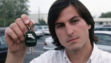 La secretaria de Steve Jobs llegó tarde al trabajo porque su coche no arrancaba, así que él le dio las llaves de un Jaguar nuevo diciéndole: «Toma, nunca más llegues tarde»