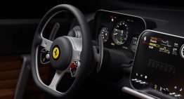 «Una pantalla táctil no funciona en un coche»: Jony Ive se rebela contra la moda del estilo Tesla en su primer Ferrari