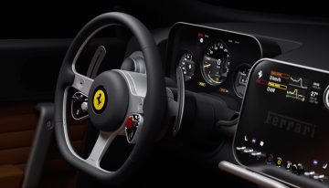 «Una pantalla táctil no funciona en un coche»: Jony Ive se rebela contra la moda del estilo Tesla en su primer Ferrari