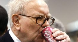 Es uno de los accionistas más famosos de Apple, tiene 95 años y una dieta que desafía toda lógica: Coca-Cola y McDonald's cada día