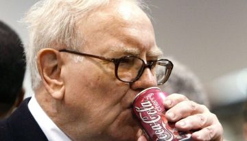 Es uno de los accionistas más famosos de Apple, tiene 95 años y una dieta que desafía toda lógica: Coca-Cola y McDonald's cada día