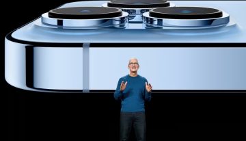 Elon Musk, Sam Altman y otros magnates tech lo tienen claro: el móvil tiene los días contados. Pero Tim Cook no piensa lo mismo