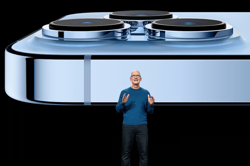 Elon Musk, Sam Altman y otros magnates tech lo tienen claro: el móvil tiene los días contados. Pero Tim Cook no piensa lo mismo