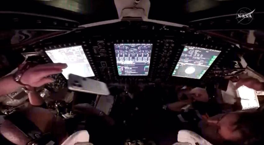 Los astronautas que vuelan hacia la Luna querían hacerse fotos de recuerdo. La solución de la NASA ha sido inédita: meterles un iPhone en el bolsillo