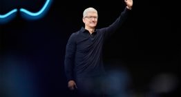 «Esto no es un adiós». Tim Cook se desnuda (emocionalmente) en su despedida como CEO de Apple