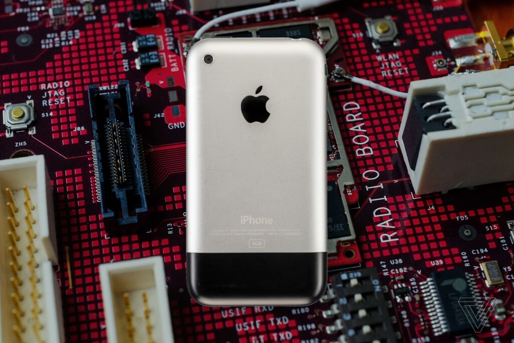 Un inédito prototipo del primer iPhone demuestra cómo tuvo que ingeniárselas Apple para mantenerlo en secreto  
