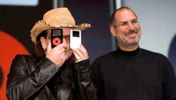 U2 le rogó a Steve Jobs que les pagara con acciones. Jobs les convenció para que trabajaran gratis, y de paso promocionasen una edición especial del iPod