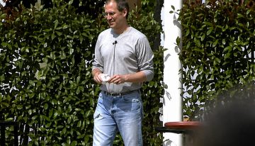 «Haremos de Apple una líder mundial». Cuando la compañía se hundía, Steve Jobs dio un discurso privado a los empleados. Y acertó de lleno