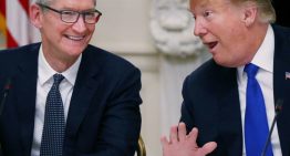 Tim Cook vuelve a hacerlo: visita a Donald Trump después de decirle que le «besaba el trasero»