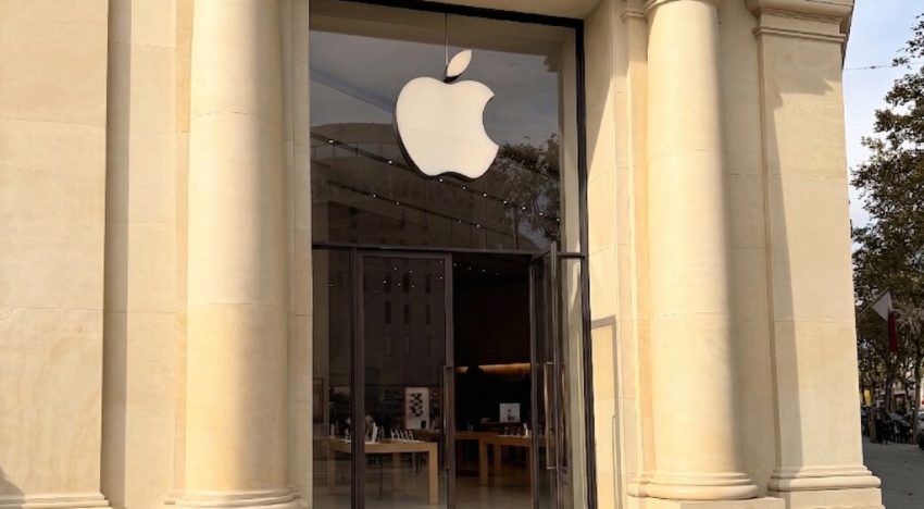 Hace meses que Apple cerró a cal y canto su tienda de Barcelona. Ya sabemos qué día van a quitar la lona para enseñar el interior
