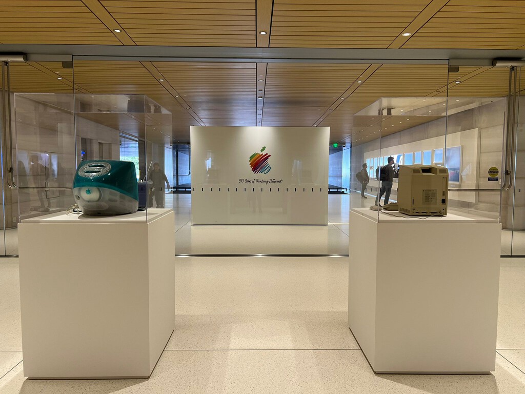 Apple se ha montado un museo espectacular con sus aparatos más míticos. Por supuesto, ni tú ni yo estamos en la lista de invitados 