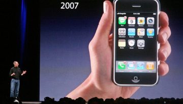 «Se acostumbrarán». La arriesgada estrategia de Steve Jobs en el primer iPhone y que (por suerte) se quedó para siempre