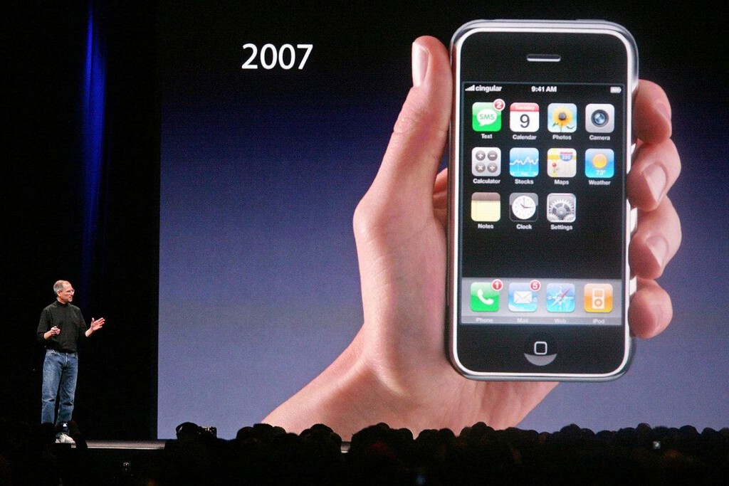 "Se acostumbrarán". La arriesgada estrategia de Steve Jobs en el primer iPhone y que (por suerte) se quedó para siempre