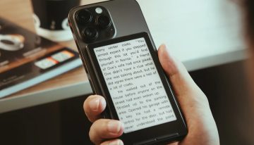 Hay una marca vendiendo eReaders magnéticos que se acoplan al iPhone. Lo he visto y ahora solo pienso en comprar uno