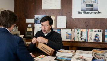 Pasó de vender «películas para adultos» a vender el primer ordenador de Apple. Así fue la primera Apple Store antes de que existiesen las Apple Store