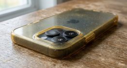 Las fundas transparentes no se vuelven amarillas por la suciedad. La culpa la tiene la misma tecnología que salva al iPhone de hacerse pedazos