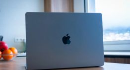 No quiero huellas ni arañazos en mi MacBook Air, pero tampoco una funda plasticosa y gruesa. Por eso me gusta tanto esta de Spigen