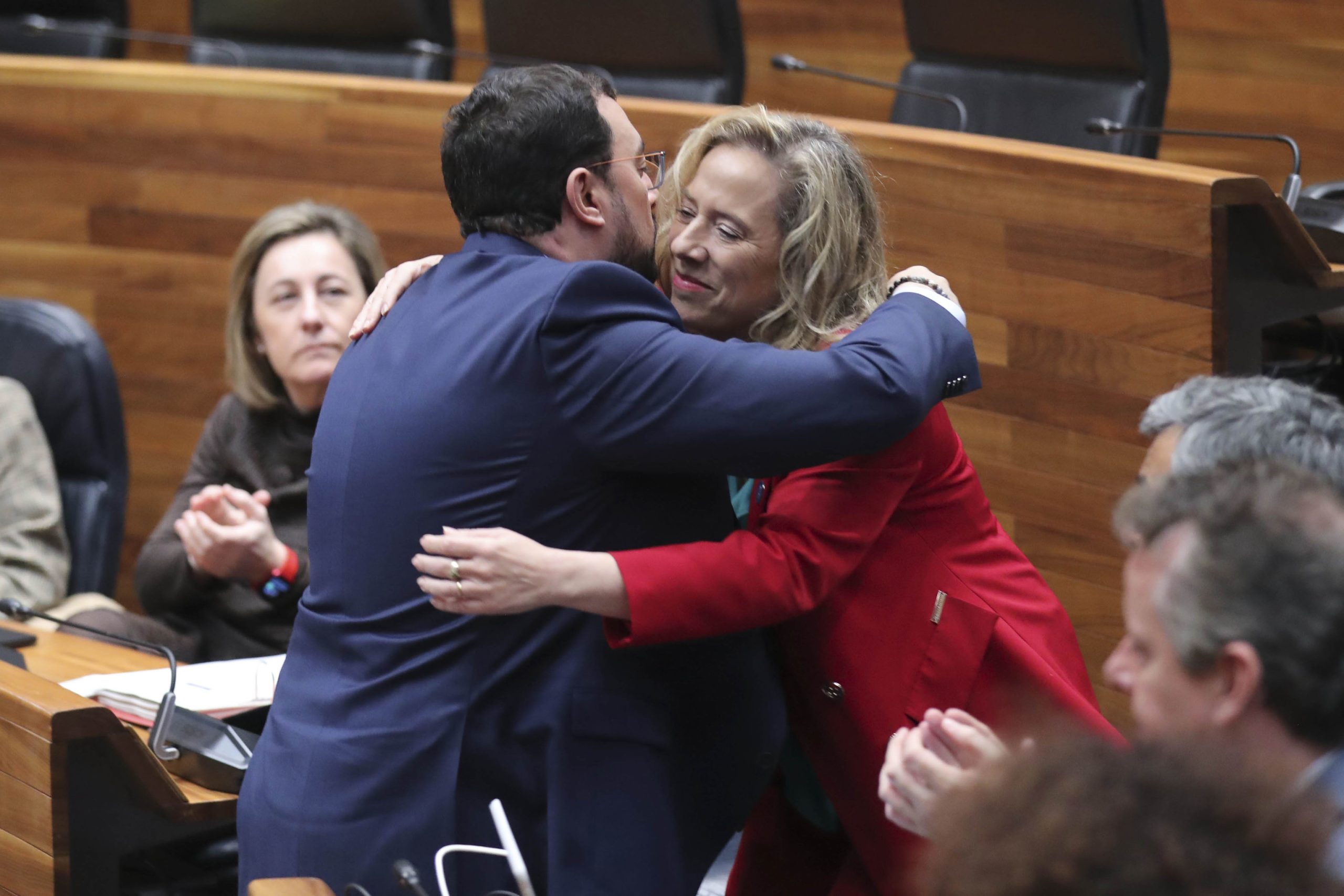 Abrazo de Adrián Barbón a Belarmina Díaz en el hemiciclo asturiano tras el anuncio de su dimisión.