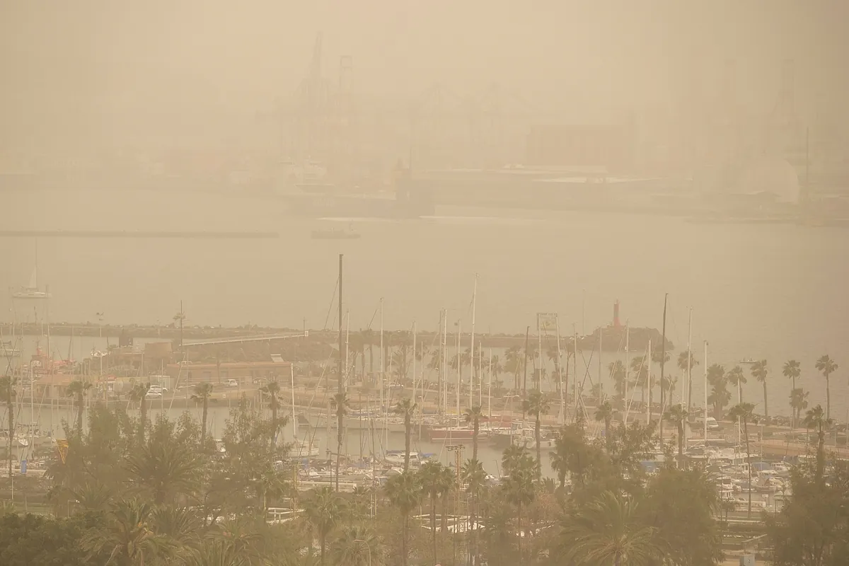 Alerta en Canarias por la calima: el polvo sahariano provoca incidencias en la isla mientras Sanidad avisa a la población