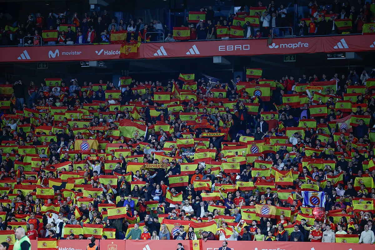 El Gobierno expresa «vergüenza» por los cánticos xenófobos en Cornellá y responsabiliza a la «política ultra» mientras Vox no los condena