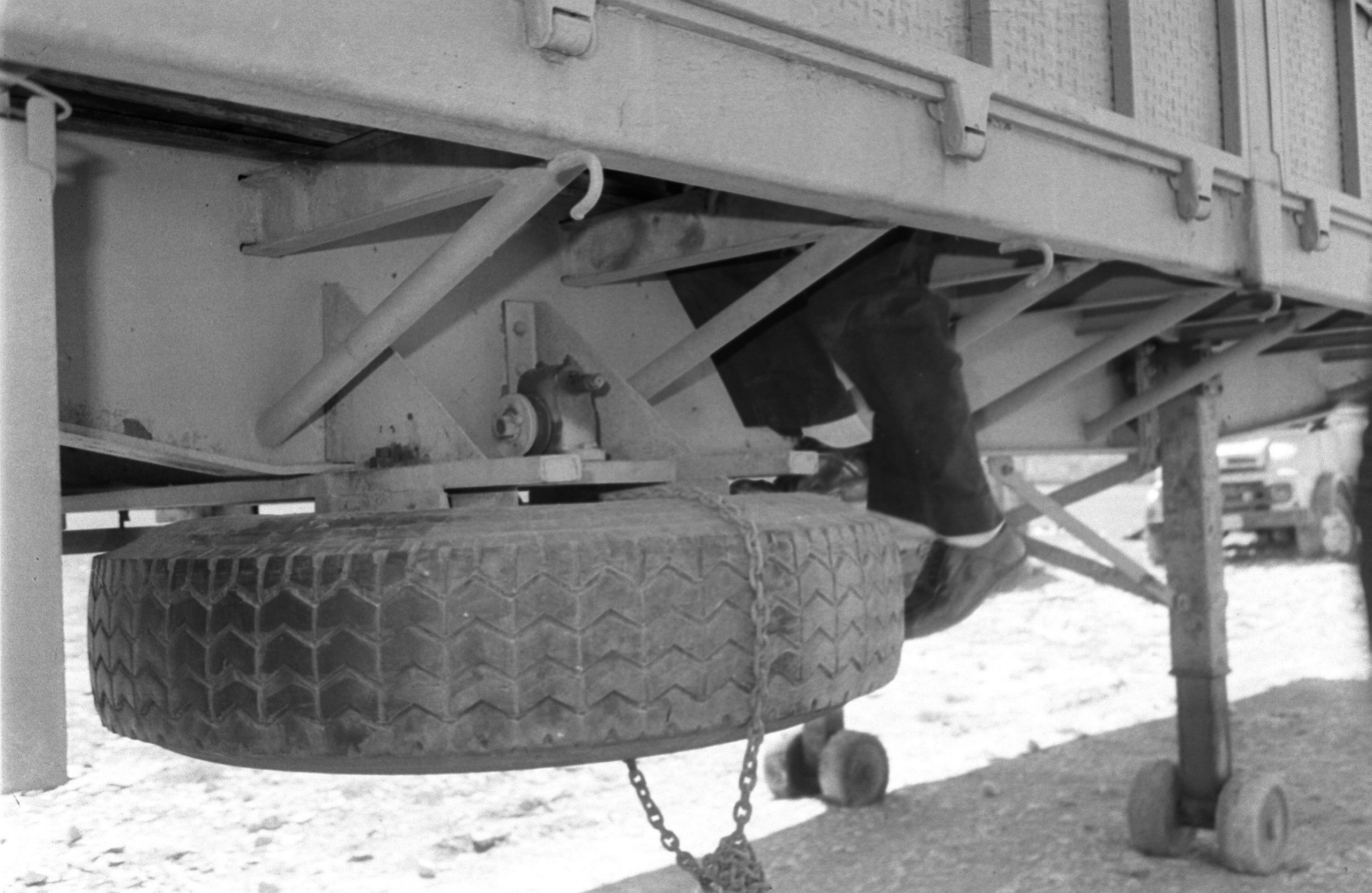 Ocultos en los bajos del camión, llegaron a la frontera de Francia.