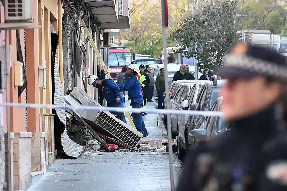 Un muerto y tres heridos tras dos explosiones y el posterior incendio en una cafetería de Almería