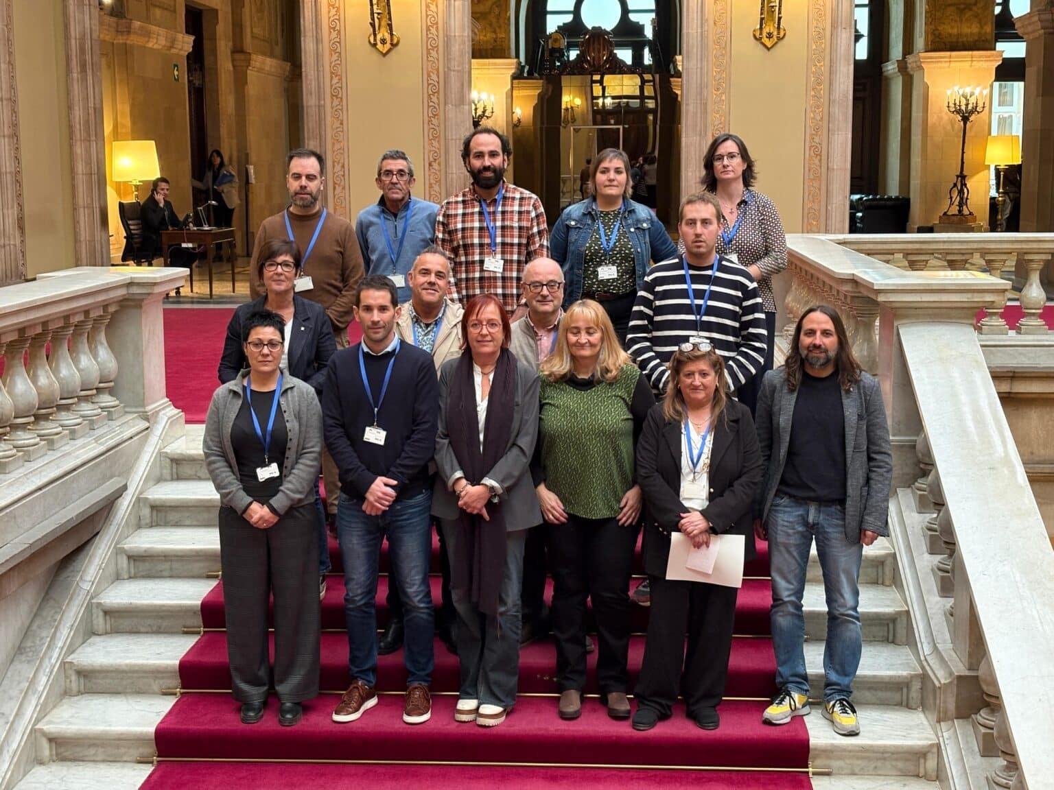 Montse Bergés y Jordi Albert (tercera y sexto en primera fila) junto a alcaldes y representantes locales de ERC en el Parlament.