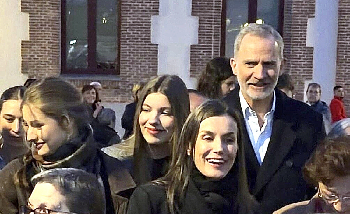 Los Reyes, la princesa Leonor y la Infanta Sofía en Carabanchel.