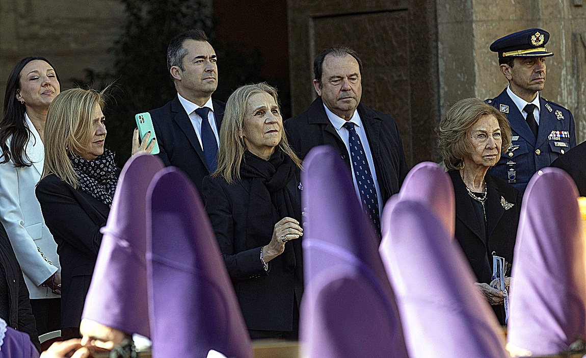 La reina Sofía, con las infantas Cristina y Elena el Viernes Santo viendo la procesión de los Salzillos de Murcia