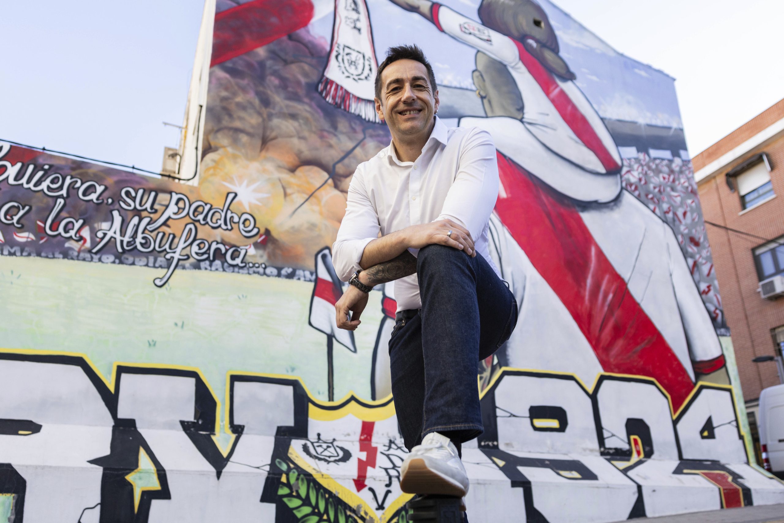 Delgado, junto a un mural del Rayo en Vallecas.