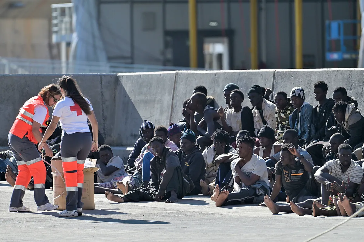 Un cayuco con 169 inmigrantes llega al puerto de La Estaca, en El Hierro, tras siete días de travesía desde Gambia