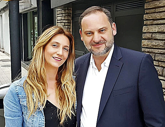 Ábalos, con la Miss Asturias Claudia Montes.