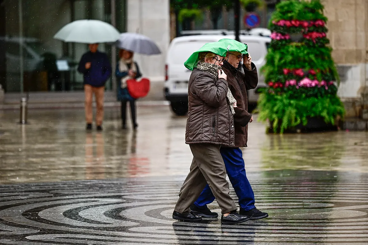 Una borrasca aislada pone en aviso amarillo a seis comunidades por lluvias, tormentas y viento