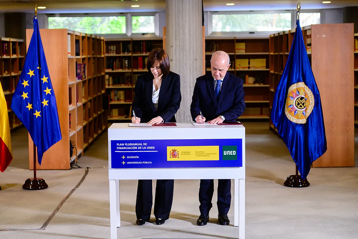 El Gobierno combate la crisis de oferta universitaria pública con 12 nuevas carreras y 20.000 plazas más en la Uned: IA, Matemáticas, Neurociencia o Ciberseguridad