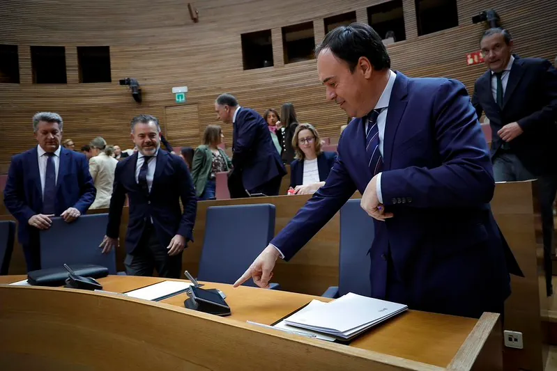 El Gobierno valenciano cambia el currículo de Bachillerato para priorizar «autores autóctonos» y no catalanes tras su pacto con Vox