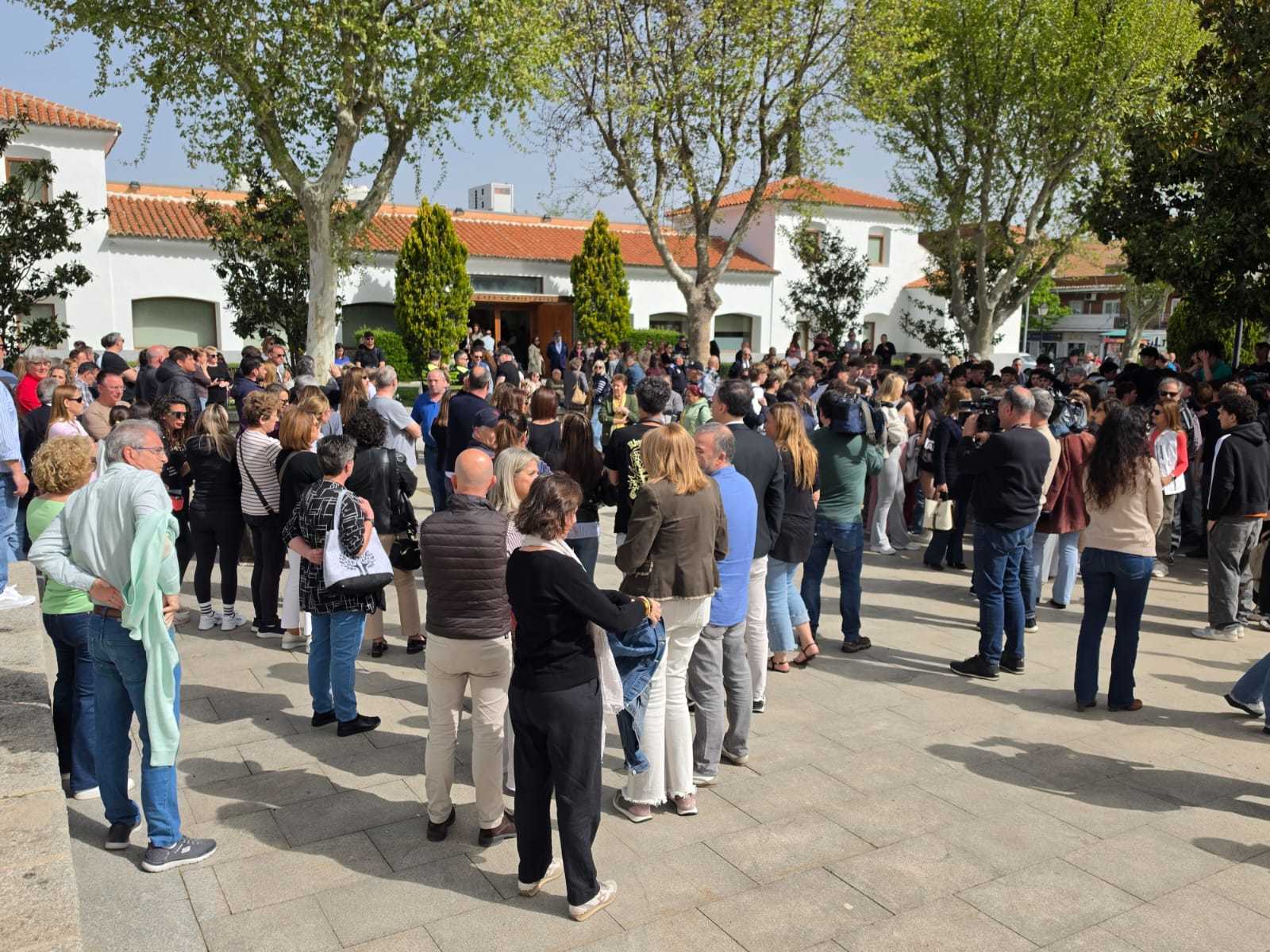 Vecinos y familiares de David en la plaza de España de la localidad tras el minuto de silencio.