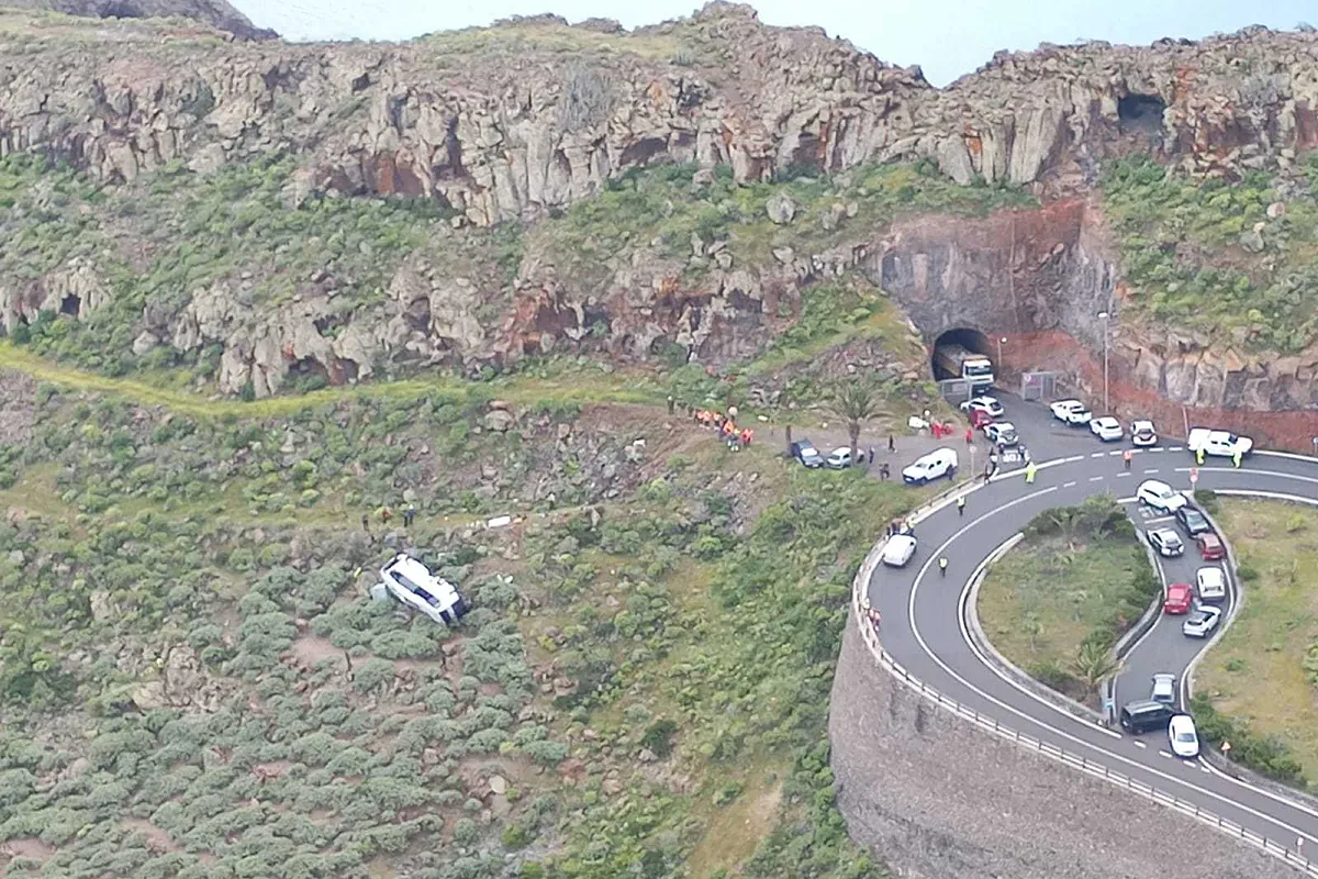 Un muerto y 14 heridos, tres graves, en un accidente de autobús turístico en San Sebastián de La Gomera