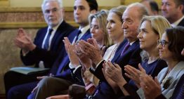 Juan Carlos I recibe con «emoción» en la Asamblea Nacional francesa el premio por su libro Reconciliación y apela en su discurso al «espíritu de la democracia»