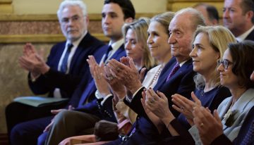 Juan Carlos I recibe con «emoción» en la Asamblea Nacional francesa el premio por su libro Reconciliación y apela en su discurso al «espíritu de la democracia»