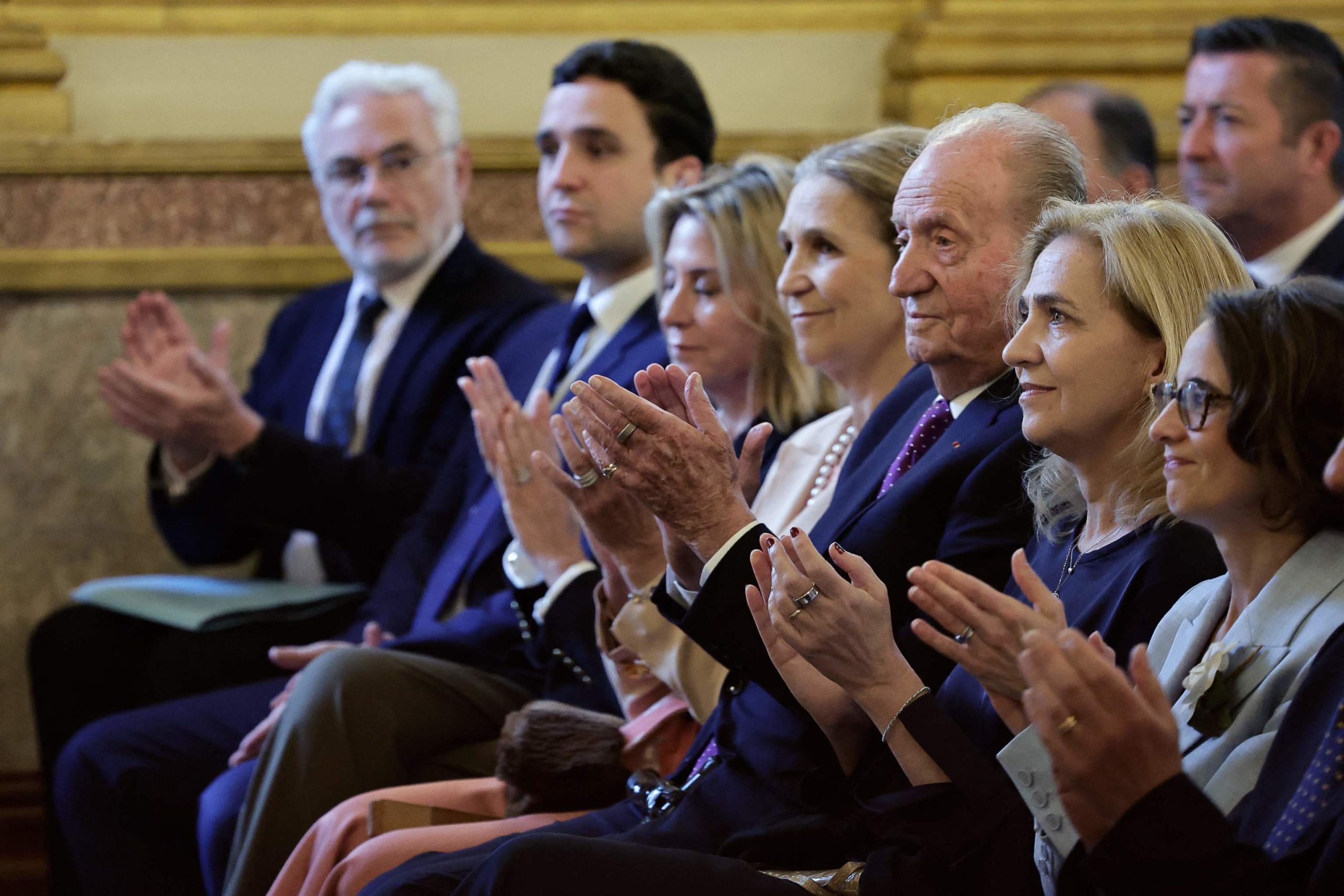 El emérito, flanqueado por sus hijas las infantas Elena y Cristina.