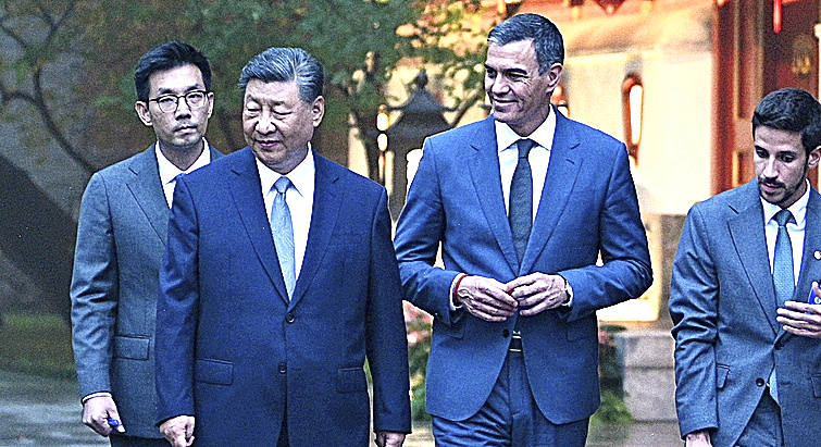 2024. El presidente del Gobierno, durante su segunda visita a la República Popular de China, junto a Xi Jinping, en el Palacio Diaoyutai de Pekín. B. P.